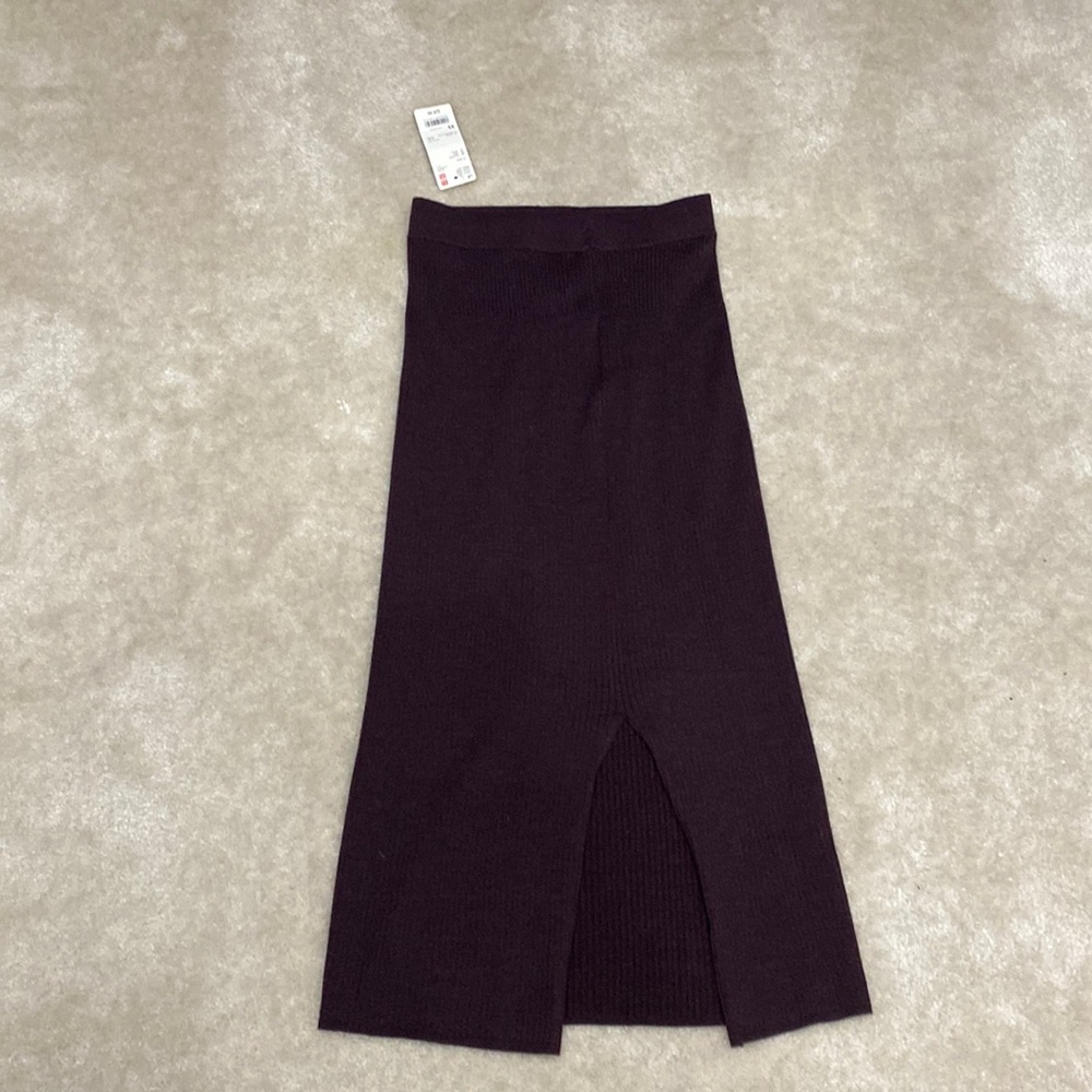 Pencil skirt with split. Knit. Plum color